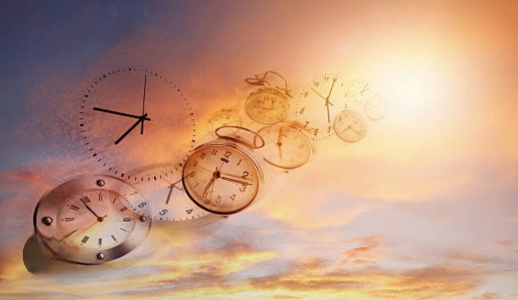 Relógios flutuando no céu ao pôr do sol, simbolizando a passagem do tempo.